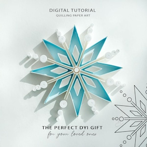 Op de afbeelding: Een handgemaakte papieren sneeuwvlok in lichtblauw en wit, met een stervormig ontwerp. De tekst "DIGITAL TUTORIAL QUILLING PAPER ART" staat bovenaan en "THE PERFECT DIY GIFT for your loved ones" onderaan.