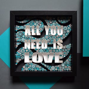 Citazione ispiratrice Tutto ciò di cui hai bisogno è amore / Arte della carta quilling / Citazione motivazionale / Citazione positiva / Arte murale 3D incorniciata