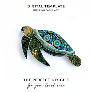 Op de afbeelding: Een quilling papieren kunst zeeschildpad in tinten groen, blauw en geel. De schildpad is gemaakt van opgerolde papieren stroken, met de tekst "DIGITAL TEMPLATE" en "QUILLING PAPER ART" bovenaan. De tekst "THE PERFECT DIY GIFT" staat onderaan.