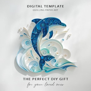 Op de afbeelding: Een digitaal sjabloon voor quilling-papierkunst met een dolfijn die uit gestileerde golven springt. Het ontwerp gebruikt blauwe en witte papieren stroken die in complexe spiralen zijn gerangschikt. De tekst luidt: DIGITAL TEMPLATE, QUILLING PAPER ART, THE PERFECT DIY GIFT for your loved ones.