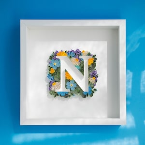 N con flores - Listo para enviar, Arte de papel tapiz de quilling, Regalo para ella, Personalizado, Enmarcado, Personalizado, Decoración de pared para el hogar, Regalo de cumpleaños