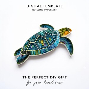 Op de afbeelding: Een kleurrijke quilling papierkunst zeeschildpad. De schildpad heeft een geometrisch patroon in blauw, groen en geel met een witte rand. De tekst "DIGITAL TEMPLATE" en "QUILLING PAPER ART" staat bovenaan.