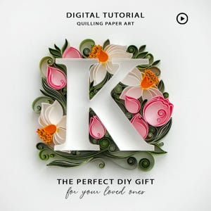 Op de afbeelding: Een witte papieren quilling letter "K" is omringd door papieren bloemen in tinten wit, roze, oranje en groen. De afbeelding bevat de tekst "DIGITAL TUTORIAL QUILLING PAPER ART" en "THE PERFECT DIY GIFT for your loved ones."