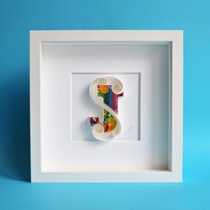 Lettera J - Arte della carta da parati quilling, Personalizzato, Incorniciato, Monogramma, Personalizzato, Arte della parete quilling, Arte quilling regalo, Arredamento per la casa, Regalo di compleanno
