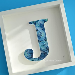 J - Pronto per la spedizione / Carta da parati artistica con quilling / Personalizzato / Incorniciato / Monogramma / Personalizzato / Arte regalo con quilling / Decorazione da parete per la casa / Regalo di compleanno