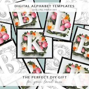 Op de afbeelding: Digitale alfabet sjablonen voor quilling papierkunst. Witte papieren letters zijn versierd met roze en witte bloemen en groene bladeren. De tekst "THE PERFECT DIY GIFT for your loved ones" is ook zichtbaar.