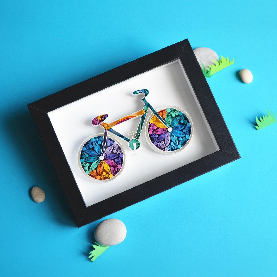 Decorazione murale in carta con bicicletta incorniciata e quilling