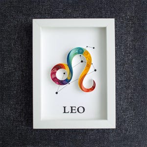Oprawiony znak zodiaku Lew – ręcznie robiony papier quillingowy na ścianę – kolorowa dekoracja horoskopu – wyjątkowy prezent dla miłośników astrologii, prezent dla niej/niego