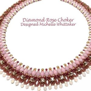Könnte beinhalten: Eine rosafarbene und weiße Perlenkette mit einem Diamant-Rosen-Design. Die Halskette ist aus kleinen Perlen gefertigt und hat einen zarten Fransen. Der Text "Diamond Rose Choker Designed Michelle Whittaker" wird auf weißem Hintergrund angezeigt.