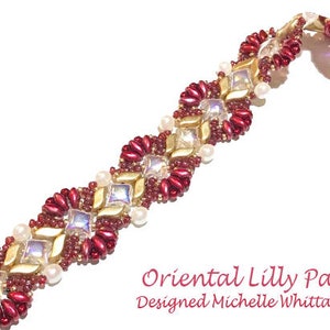 Może przedstawiać: Bransoletka z czerwonych i złotych koralików w geometrycznym wzorze. Bransoletka nazywa się "Oriental Lilly Pad" i została zaprojektowana przez Michelle Whittaker.
