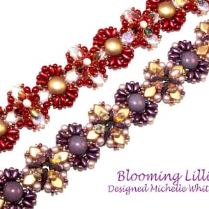 Op de afbeelding: Twee kralenarmbanden met een bloemenpatroon. De ene armband is rood, goud en wit, de andere is paars, goud en wit. De armbanden heten "Blooming Lilies" en zijn ontworpen door Michelle Whittaker.