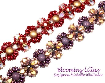 Puede incluir: Dos pulseras de cuentas con un diseño floral. Una pulsera es roja, dorada y blanca, y la otra es morada, dorada y blanca. Las pulseras se llaman "Blooming Lilies" y están diseñadas por Michelle Whittaker.