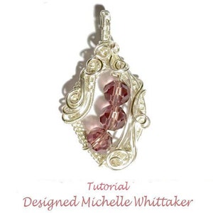 Peut inclure: Un pendentif en fil d'argent enroulé avec trois perles de verre violettes. Le pendentif a la forme d'une larme et présente un design délicat et complexe. Tutoriel Conçu par Michelle Whittaker.
