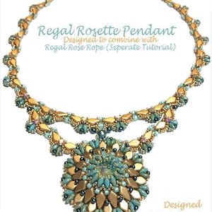 Può includere: Una collana di perline dorate e turchesi con un grande ciondolo circolare. Il ciondolo è fatto di perline dorate e turchesi e ha un design a rosetta. La collana si chiama "Regal Rosette Pendant" ed è progettata per essere combinata con un "Regal Rose Rope".