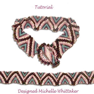 Puede incluir: Un brazalete de cuentas con un patrón de chevron en tonos de rosa, marrón y turquesa. El brazalete está hecho con pequeñas cuentas de semillas y está diseñado para ser usado como un brazalete de puño. El brazalete se muestra en dos posiciones, una con los extremos unidos y otra con los extremos separados.