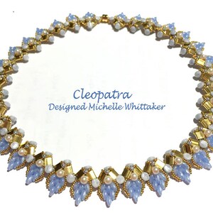 Op de afbeelding: Een gouden en blauwe kralenketting met een chevron-patroon. De ketting heet "Cleopatra" en is ontworpen door Michelle Whittaker.