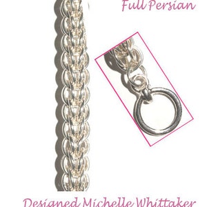 Puede incluir: Un collar de cadena de plata con un patrón de tejido persa completo. La cadena se muestra en primer plano, destacando el diseño intrincado. La cadena tiene un cierre de anillo.