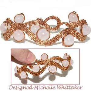 Peut inclure: Un bracelet en fil de cuivre de couleur cuivrée avec un motif ondulé, orné de pierres précieuses rondes rose pâle. Le bracelet est finement tissé et possède un fermoir. Le texte "Designed Michelle Whittaker" est en bas.