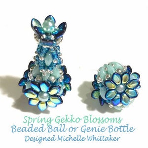 Könnte beinhalten: Zwei Perlenornamente in Blautönen und Grün. Das größere Ornament ist genieflaschenförmig und das kleinere Ornament ist eine Kugel. Beide Ornamente haben ein Blumenmuster.