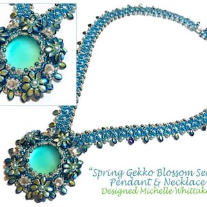 Può includere: Una collana di perline blu turchese con un ciondolo abbinato che presenta un cabochon turchese circondato da perline blu e verdi iridescenti. La collana è etichettata "Spring Gekko Blossom Series" Ciondolo & Collana Disegnato da Michelle Whittaker.