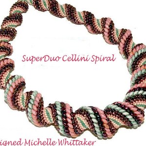 Könnte beinhalten: Eine rosafarbene, braune und grüne Perlenkette mit einem Spiraldesign. Die Kette ist aus SuperDuo- und Cellini-Perlen gefertigt. Der Text "SuperDuo Cellini Spiral" ist in Rosa auf weißem Hintergrund geschrieben. Der Text "Designed Michelle Whittaker" ist in Rosa auf weißem Hintergrund geschrieben.