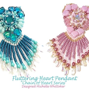 Può includere: Due ciondoli a forma di cuore in perle, uno in tonalità di blu e turchese, l'altro in tonalità di rosa e viola. Entrambi i ciondoli presentano un design a forma di cuore con una frangia di perle che pendono sotto. Il testo "Fluttering Heart Pendant "Chain of Heart Series" Designed Michelle Whittaker" è visualizzato sotto i ciondoli.