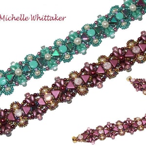 Puede incluir: Dos pulseras de cuentas, una en color turquesa y otra en color burdeos, con un diseño de pequeñas flores y triángulos. Las pulseras están hechas con cuentas de semillas, perlas y otras cuentas decorativas. "Designed Michelle Whittaker" está escrito en la esquina superior izquierda de la imagen.