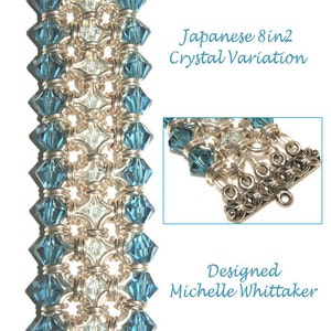 Könnte beinhalten: Ein handgefertigtes Armband mit einem Japanese 8in2 Crystal Variation Design. Das Armband besteht aus silberfarbenem Metall und ist mit blauen und klaren Kristallperlen verziert. Entworfen von Michelle Whittaker.