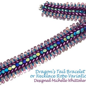 Könnte beinhalten: Ein violettes, blaues und grünes Perlenarmband mit einem silbernen Verschluss. Das Armband ist mit einer Kordeltechnik gefertigt und hat ein Drachenschwanz-Design. Der Text "Dragon's Tail Bracelet or Necklace Rope Variation Designed Michelle Whittaker" befindet sich am unteren Rand des Bildes.
