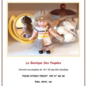 Peut inclure: Patron de tricot pour une robe, un béret et un sac pour poupée. Le patron est pour les poupées de 19 à 20 cm de haut. Le patron s'appelle "La Boutique Des Poupées" et est pour une poupée Mini Corolline.