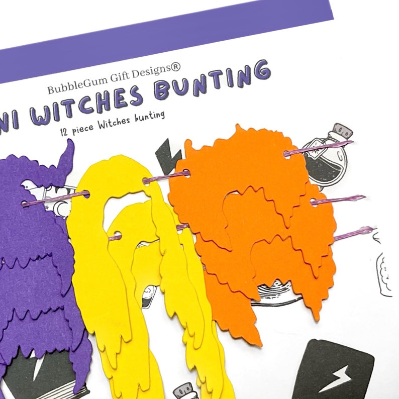 Puede incluir: Un conjunto de 12 recortes de brujas de papel en morado, amarillo y naranja, ensartados con hilo morado. Los recortes tienen forma de pelo de bruja y tienen agujeros perforados para ensartar. El texto "BubbleGum Gift Designs&reg; Mini Witches Bunting 12 piece Witches bunting" est&aacute; impreso en la tarjeta.