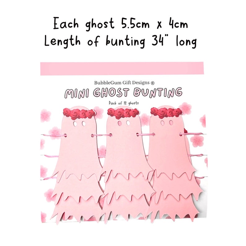 Pode incluir: Guirlanda de fantasmas rosa com uma coroa de flores em cada fantasma. A guirlanda tem 86 cm de comprimento e vem com 12 fantasmas. Cada fantasma mede 5,5 cm por 4 cm.  BubbleGum Gift Designs Mini Ghost Bunting.