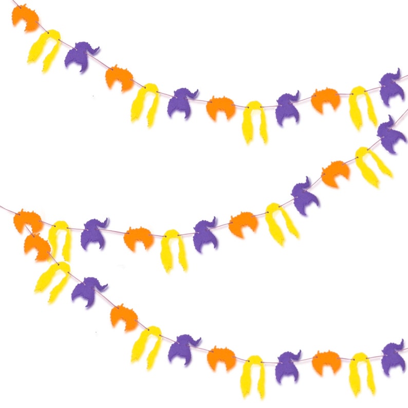 Puede incluir: Una guirnalda de recortes de papel de colores con forma de trenzas. Las trenzas son de color amarillo, naranja y morado. Las trenzas est&aacute;n unidas con un hilo rojo delgado.