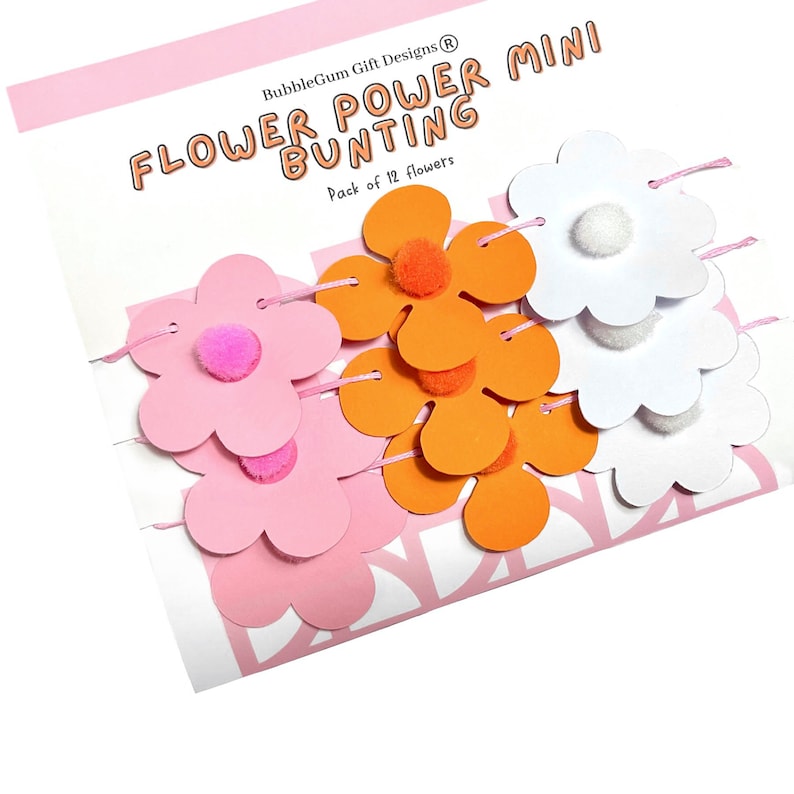 K&ouml;nnte beinhalten: Eine Packung mit 12 Mini-Blumen-Power-Girlanden. Die Girlande besteht aus Papier und hat rosa, orange und wei&szlig;e Blumen mit Pompons in der Mitte. Die Girlande ist mit rosa Schnur zusammengef&uuml;gt.