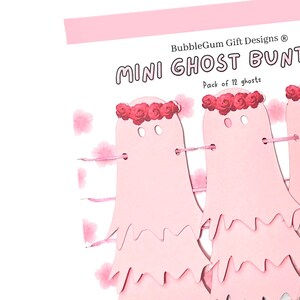Pode incluir: Guirlanda de mini fantasmas rosa com uma guirlanda de rosas em cada fantasma. A guirlanda diz "Mini Ghost Bunting" e "Pack of 12 ghosts".
