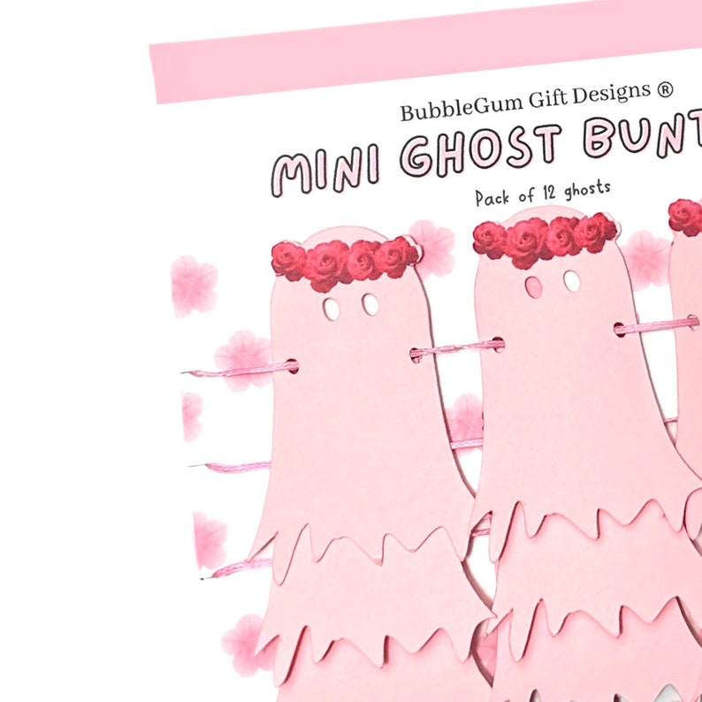 Pode incluir: Guirlanda de mini fantasmas rosa com uma guirlanda de rosas em cada fantasma. A guirlanda diz "Mini Ghost Bunting" e "Pack of 12 ghosts".
