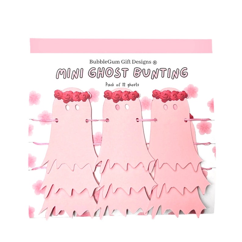 Pode incluir: Guirlanda de mini fantasmas rosa com uma coroa de flores. A guirlanda &eacute; feita de papel e tem uma borda festoneada. O texto no cart&atilde;o diz "BubbleGum Gift Designs&reg; Mini Ghost Bunting Pack of 12 ghosts".