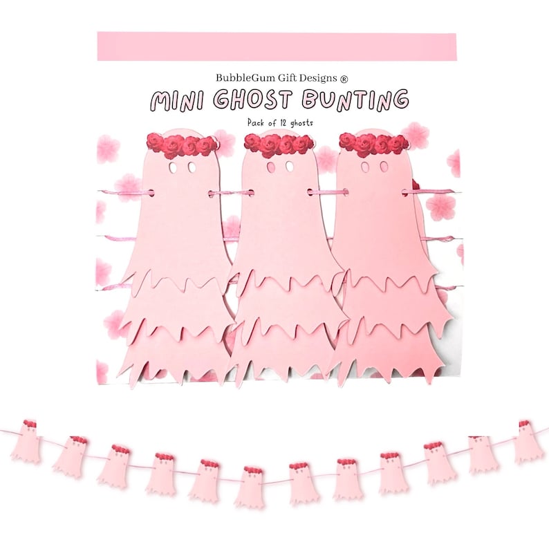 Pode incluir: Guirlanda de mini fantasmas rosa com um pacote de 12 fantasmas. Cada fantasma tem uma coroa de flores rosa e uma borda festoneada. A guirlanda &eacute; enfiada em um cord&atilde;o branco.