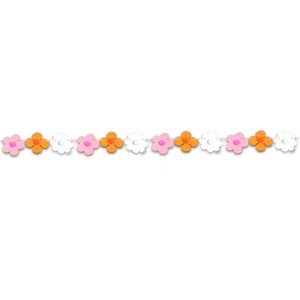 K&ouml;nnte beinhalten: Eine Girlande aus Papierblumen in Orange, Rosa und Wei&szlig;. Die Blumen sind durch eine Schnur verbunden.