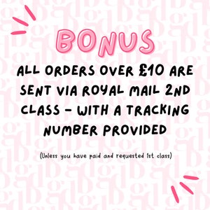 K&ouml;nnte beinhalten: Rosa-wei&szlig;es Grafik mit dem Text "BONUS" in rosa Blasenbuchstaben. Der Text darunter lautet "ALLE BESTELLUNGEN &Uuml;BER &pound;10 WERDEN MIT ROYAL MAIL 2. KLASSE VERSANDT - MIT EINER SENDUNGSNUMMER (ES SEI DENN, SIE HABEN F&Uuml;R DIE 1. KLASSE GEZAHLT UND DIESE ANGEFORDERT)"