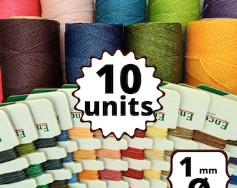 Op de afbeelding: Een verzameling kleurrijke gewaxte koordspoelen en kleurenschema's. De afbeelding toont 10 eenheden koord met een diameter van 1 mm in verschillende kleuren, waaronder roze, blauw, groen en geel. De kleurenschema's tonen een reeks tinten voor knutselprojecten.
