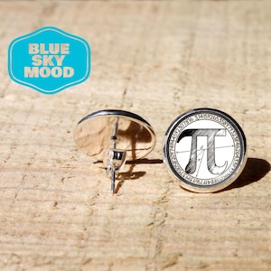 Peut inclure: Boucles d'oreilles à clous argentées avec un motif Pi. Les boucles d'oreilles sont circulaires, avec le symbole Pi au centre, entouré de chiffres. L'image comprend également un logo bleu et blanc avec l'inscription "BLUE SKY MOOD".