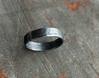 Anillo de plata de ley oxidada para hombre, banda rústica martillada de 6 mm.