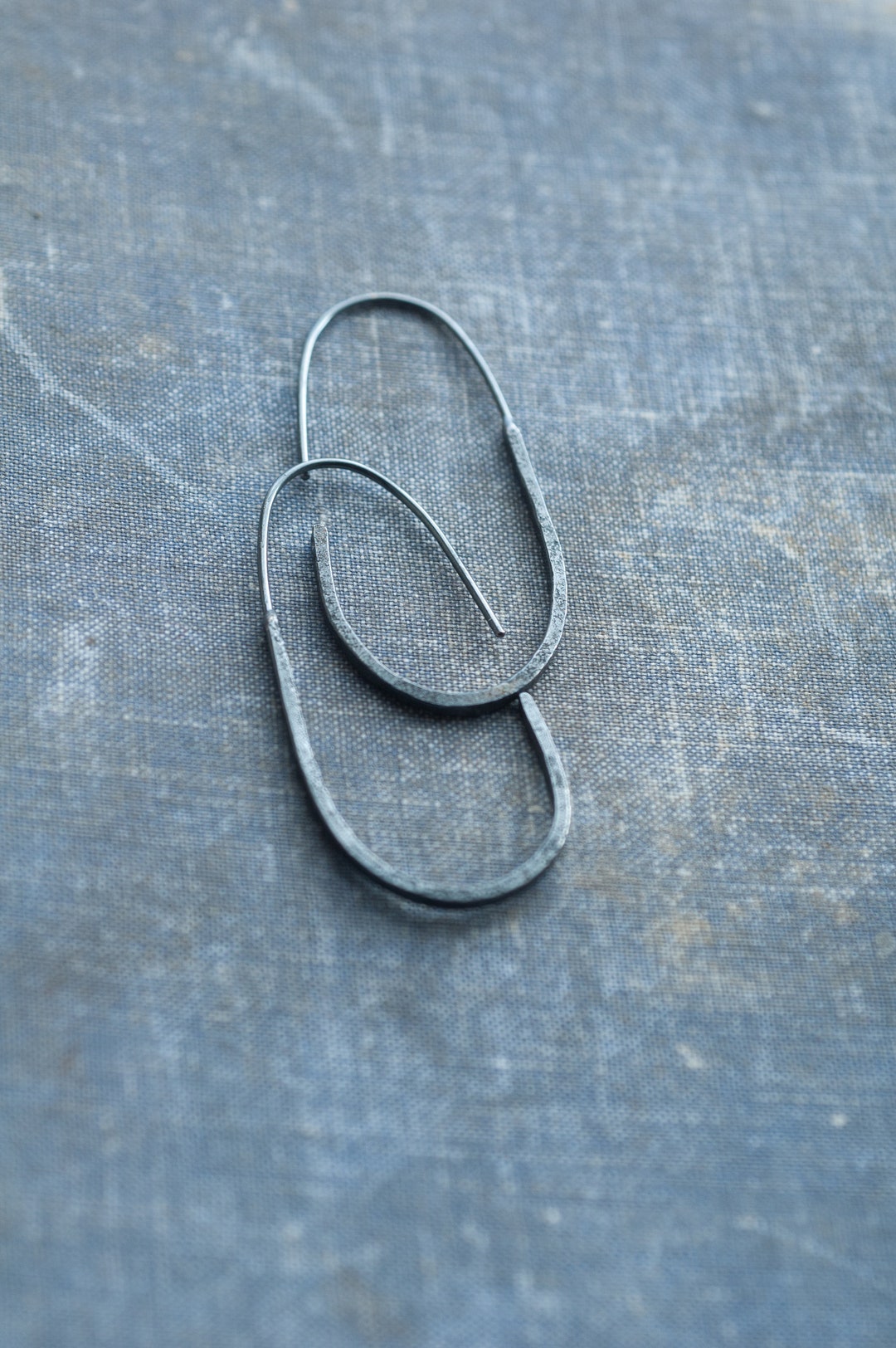 Sculptural open hoop earring with abstract petal form - Lasta