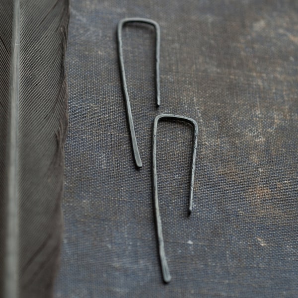 Enfileurs de boucles d'oreilles pour hommes en argent sterling oxydé • Bijoux alt faits main grungy, cadeau non binaire