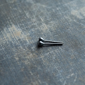 geoxideerde zilveren kleine oorstekers, herenoorstekers 2 mm dot, handgemaakte sieraden, kreupelhoutstudio