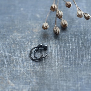 orecchini a cerchio in argento sterling, orecchini a cerchio huggie, piccoli puntini limati, gioielli ossidati