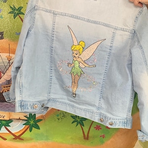 Puede incluir: Un juego de tres tazas de cerámica con un acabado mate moteado. Las tazas son en tonos crema, gris claro y gris oscuro. Cada taza tiene un diseño simple y minimalista, ideal para café o té.