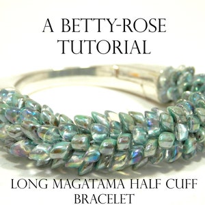 Op de afbeelding: Een zilverkleurige manchetarmband versierd met iriserende teal magatama kralen. De armband bevat de tekst "A Betty-Rose Tutorial" en "Long Magatama Half Cuff Bracelet".