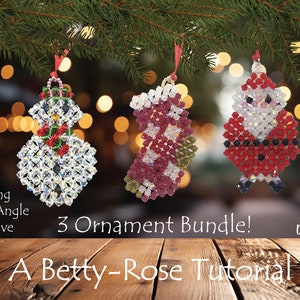 Puede incluir: Tres adornos navideños de cuentas, un muñeco de nieve, una media y un Papá Noel, colgados de una rama de pino. Los adornos están hechos con cuentas de tejido en ángulo recto. El texto "3 Ornament Bundle!" y "A Betty-Rose Tutorial" está debajo de los adornos.